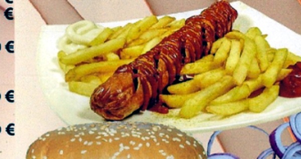 Currywurst mit Pommes & Salat